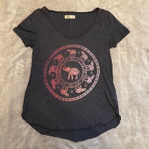 Hollister graphic v-neck tee, size S